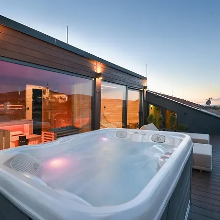 Boutique Hotel11 With Rooftop 4* ニトラ