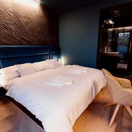 Boutique Hotel11 With Rooftop 4* ニトラ